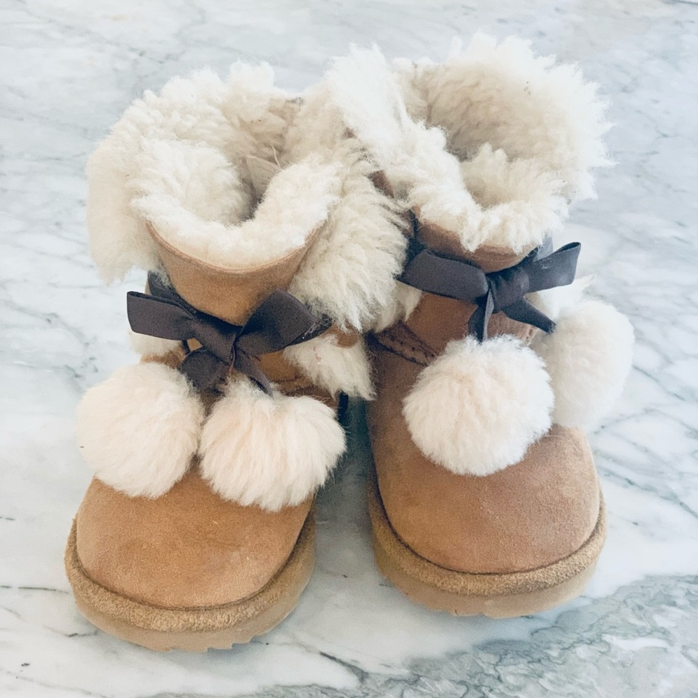Toddler size 9 Ugg’s. My daughter wore them twice.
